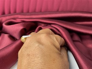 Fastvævet viscose - crepe de chine look i vinrød